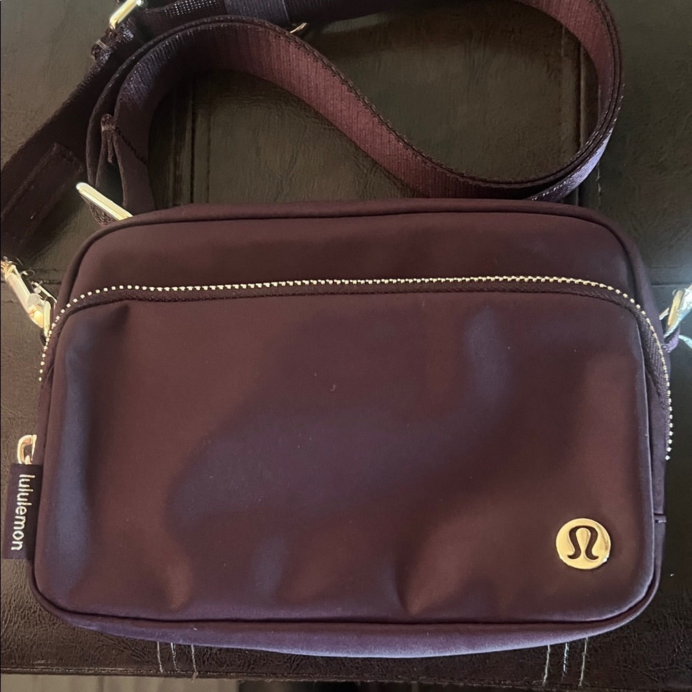 lululemon athletica womens crossbody every where Bag in blk plum 2L - Picture 2 of 8